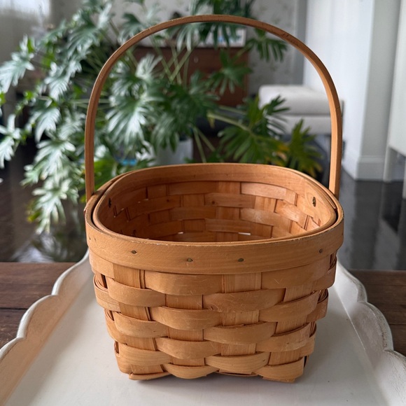 Vintage Handcrafted Woven Basket with Handle - Picture 3 of 9